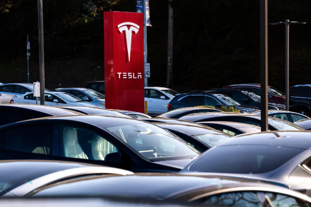 Tesla’s sales in Europe have suffered a setback, and its market value has once again dropped below $1 trillion