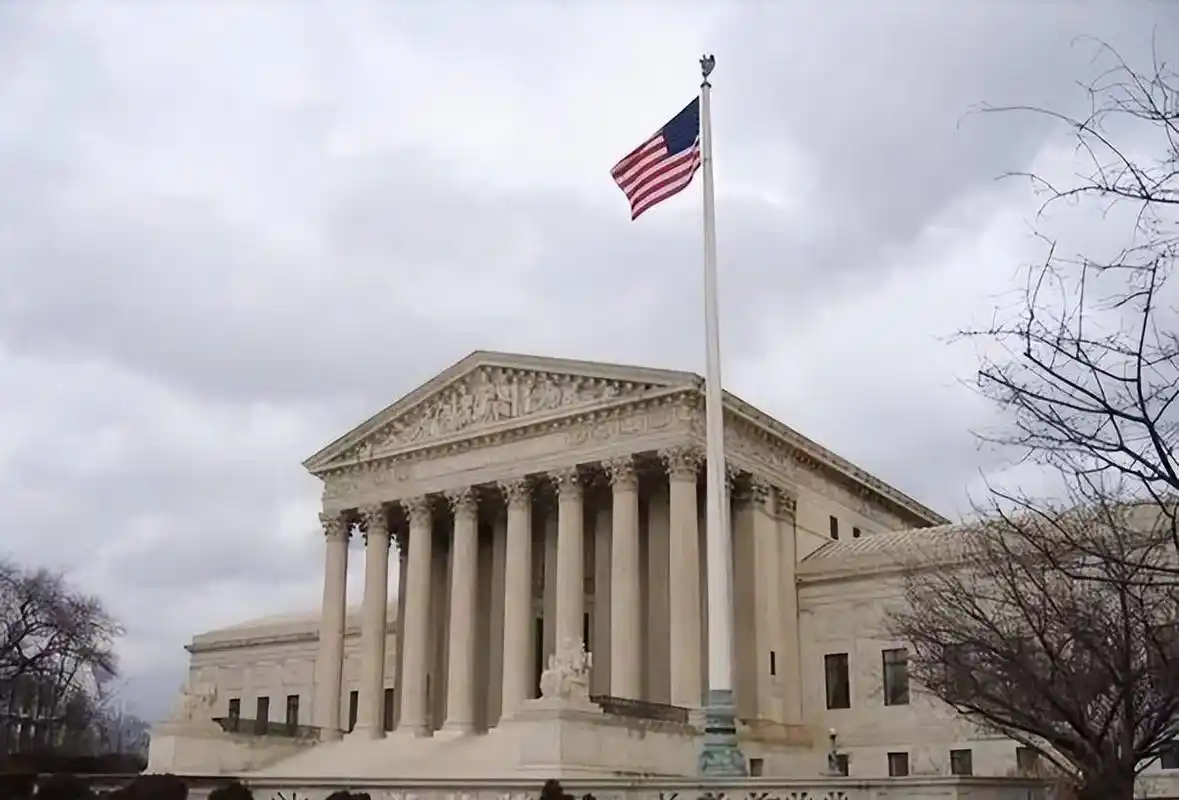 The US government shutdown has entered its second week, with the salaries of 2 million people at risk.