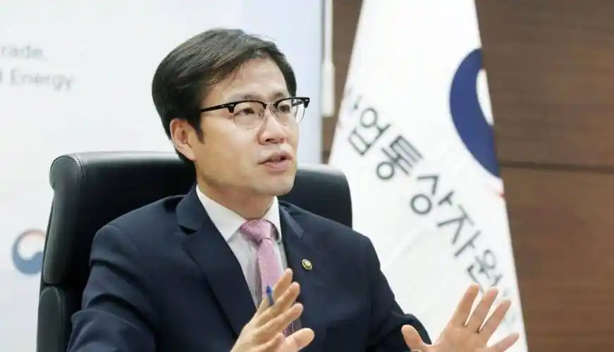 The United States has issued another tariff threat as South Korea has yet to sign the Special Act on Strategic Investment in the United States.